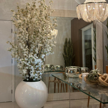 Ballon en verre blanc brillant de 30 pouces avec bouquets de fleurs de cerisier blanches