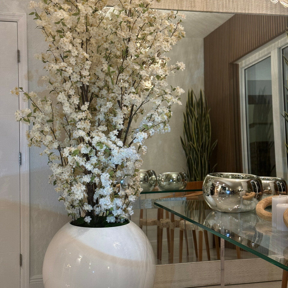 Ballon en verre blanc brillant de 30 pouces avec bouquets de fleurs de cerisier blanches