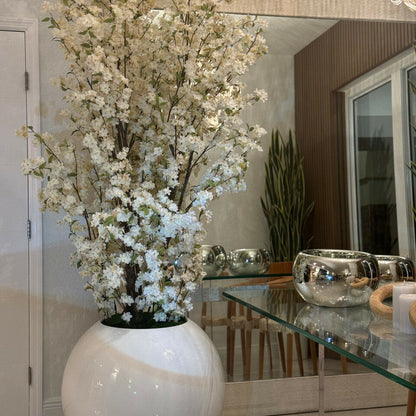 Ballon en verre blanc brillant de 30 pouces avec bouquets de fleurs de cerisier blanches