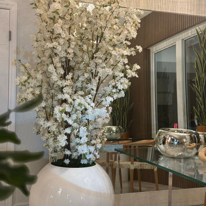 Ballon en verre blanc brillant de 30 pouces avec bouquets de fleurs de cerisier blanches
