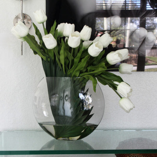 Jarrón de luna con tulipanes blancos