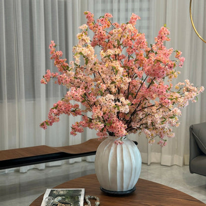 Jarrón Astoria con flores de cerezo rosas