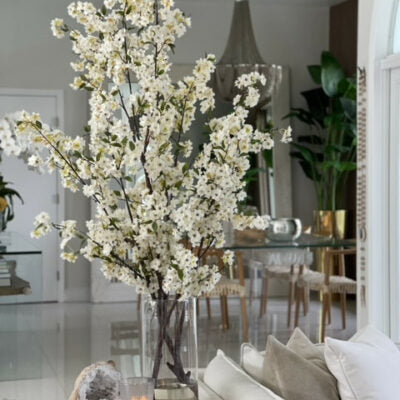 Flores de cerezo en un cilindro de vidrio de 16″