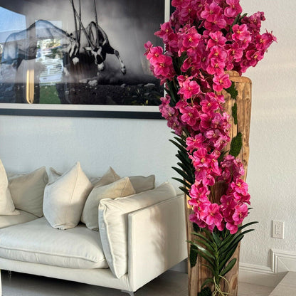 Gran jarrón de teca con bordes naturales y orquídeas Vanda rosas