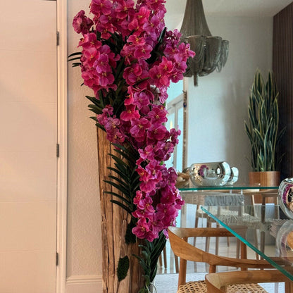 Gran jarrón de teca con bordes naturales y orquídeas Vanda rosas